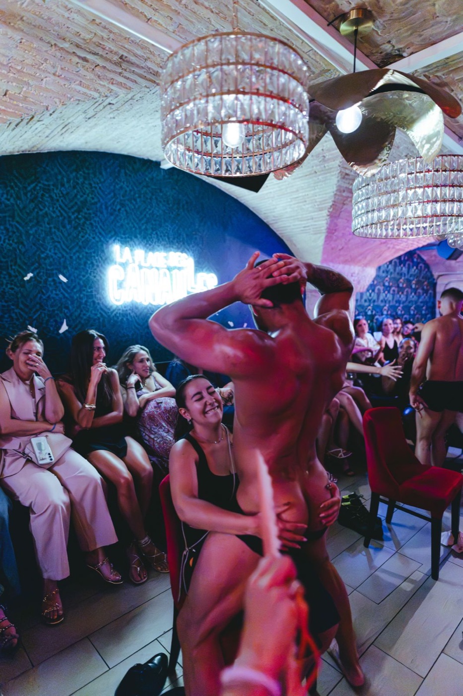 Lap dance chippendale à Marseille — surprise EVJF La Place des Canailles