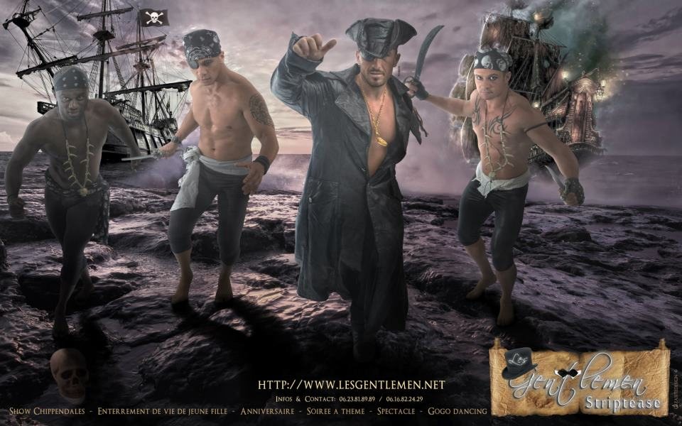 Danseurs chippendales déguisés en pirates pour une soirée à thème dans le Sud de la France